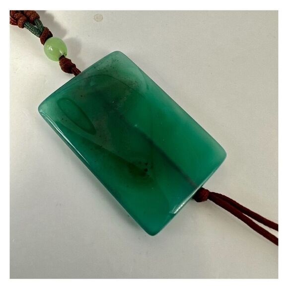 Green dyed agate pendant necklace on cord - Picture 2 of 12